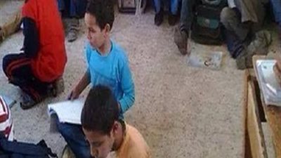 بأمر أولياء الأمور.. غياب جماعي بمدرسة في أسوان احتجاجاً على عدم توفير مقاعد للجلوس