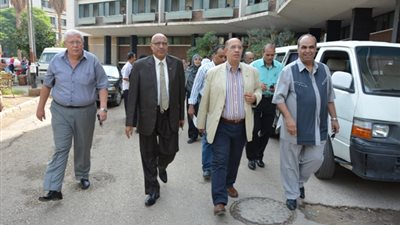 القائم بأعمال رئيس جامعة أسيوط يتابع إخلاء المكاتب الإدارية والمخازن بالمدينة الجامعية لتسكين الطالبات
