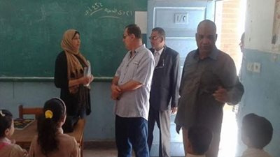 وكيل تعليم مطروح يحيل مدير مجمع الصفتي للتحقيق وخصم 10 ايام لعاملتين