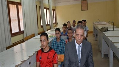 الهلالى يحيل إدارة مدرسة أحمد لطفى السيد الثانوية للتحقيق بسبب قيام التلاميذ بالتدخين وتحطيم المقاعد