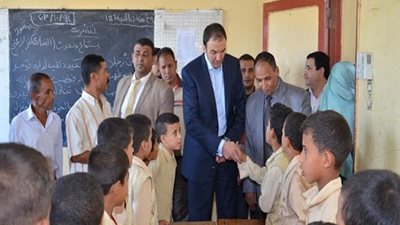 محافظ بنى سويف يدعم مدرسة الشراهنة بأجهزة كمبيوتر