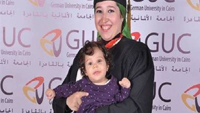رانا إبراهيم تحتفل مع نجلتها بتخرجها من الجامعة الألمانية
