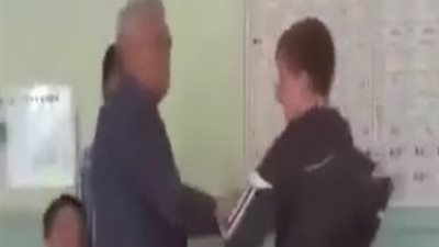 فيديو صادم .. طالب يضرب معلمه 