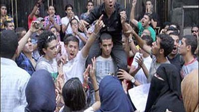 طلاب الثانوية العامة ينددون بالـ10 درجات.. ويطالبون الوزير بالرحيل