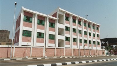 ضبط أولياء أمور قفزوا من اعلي سور مدرسة ببنى سويف واعتدوا على مدرسيها