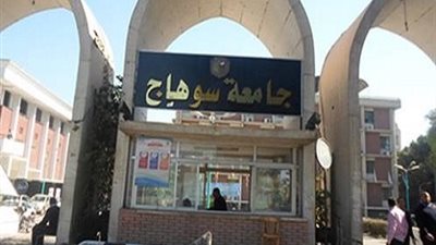 مهزلة جامعية ..رئيس قسم الاعلام بجامعة سوهاج تطرد استاذتها والطلاب من المدرج قائلة 
