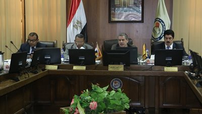 رئيس جامعة بنى سويف يؤكد على ضرورة التواصل المستمر مع الوافدين بالجامعة