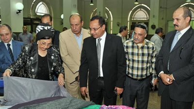 نائب رئيس جامعة القاهرة يفتتح معرضاً لملابس الطلاب بالتعاون مع جمعية أحباء مصر