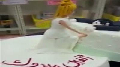 بالفيديو.. معلمة سعودية تحتفل بطلاقها علي 