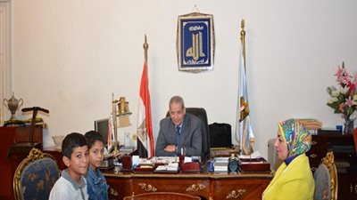 بالصور.. الهلالى يلتقى بطالبين اخترعا ماسحة زجاج طائرة تعمل بالطاقة الشمسية