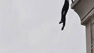 رئيس جامعة سوهاج يطمئن علي طالبة حاولة الانتحار لعدم التحاقها بكلية الطب