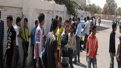 أولياء أمور يسحلون معلمين بمدرسة الرواد بإمبابة