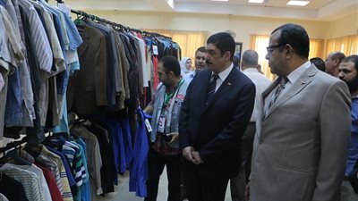 600 قطعة ملابس في المعرض الخيري بجامعة بني سويف
