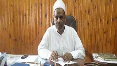 فى واقعة طريفة : قس يصطحب الأقباط للدفاع عن إمام مسجد وعودته لعمله بالمنيا