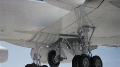 اخلاء سبيل شابين من الصعيد تعلقا بعجلات طائرة للسفر الى اسبانيا