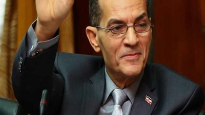 عزب مدافعا عن 