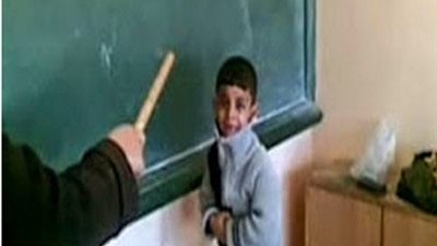 معلمة تعتدى على تلميذ بالضرب.. ونقل للعلاج بالمستشفى