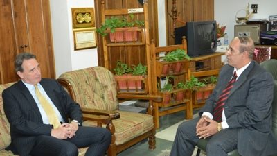 القائم بأعمال رئيس جامعة أسيوط يلتقى سفير هولندا خلال زيارته للجامعة
