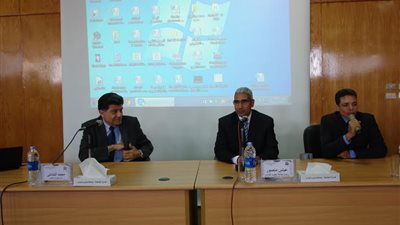 الدكتور محمد النشائي في ندوة بجامعة جنوب الوادي