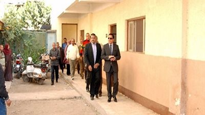 بالفيديو | محافظ الشرقية : يا خسارة الملايين والمليارات اللي اتصرفت علي المدارس ..الطلبة راحوا فين بس