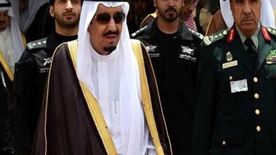 بالفيديو.. حارس الملك سلمان ينقذه من السقوط علي الأرض