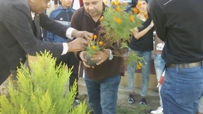 بالصور.. وكيل تعليم دمياط يشارك الطلاب في برنامج 