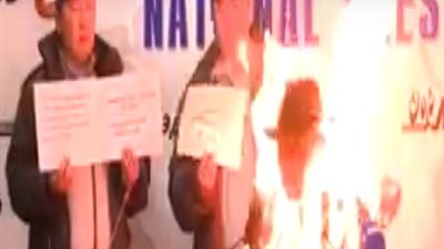 بالفيديو| شاهد رئيس نقابة عمالية بمنغوليا يحرق نفسه.. ياعينى على المصريين