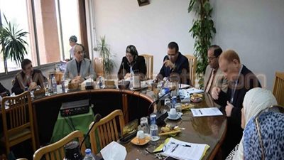 رئيس جامعة المنصورة يناقش تطوير معامل كلية العلوم