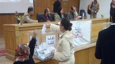 بالصور.. انتظام العملية الانتخابية بحقوق عين شمس.. وإقبال متوسط من الطلاب