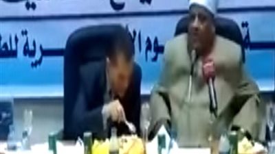 بالفيديو| رئيس جامعة الازهر يتجاهل شومان.. ويأكل 