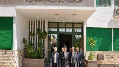 وفد من التعليم يقيم الأعمال الصحفية لطلاب مدارس الوادى الجديد