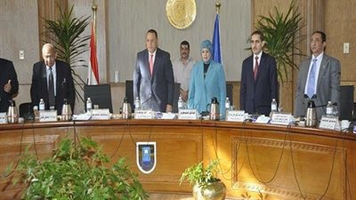 مجلس جامعة القناة يدين الأرهاب.. ويقف دقيقة حداد على ارواح شهداء العريش