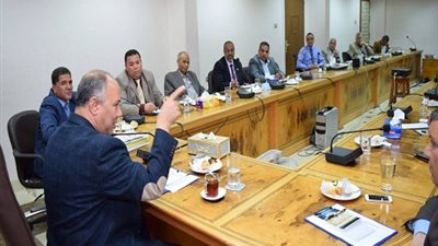 رئيس جامعة سوهاج يستعرض مع ممثلي الصحافة والإعلام آخر المستجدات بالجامعة