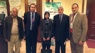 تكريم طالبة بعلوم سوهاج على براءة اختراع فى 