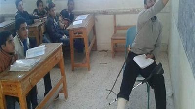 صورة حقيقية للمعلم المصرى الذى تخرج على يديه عباقرة المجتمع