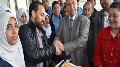 بالصور| تكريم معلم بالإسماعيلية مصاب بكسر في الساق لإصراره على استكمال المنهج للطلاب