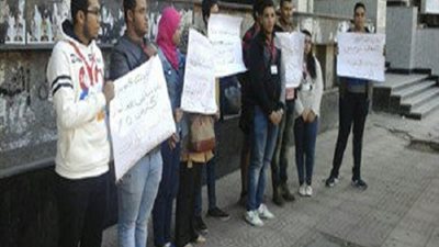 طلاب الدبلومة الأمريكية يتظاهرون أمام 