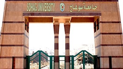 الشيحي ورئيس جامعة سوهاج يكرمان طالبات الصيدلة لمشاركتهن في خدمة المجتمع