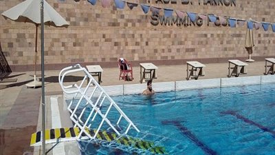 الجامعة الأمريكية تقوم بتطوير حمام السباحة وتوفر الامكانات المساعدة للطلاب ذوي الإعاقة