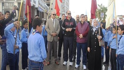 بالصور| محافظ مطروح يشارك طلاب المدارس في سباق اختراق الضاحية