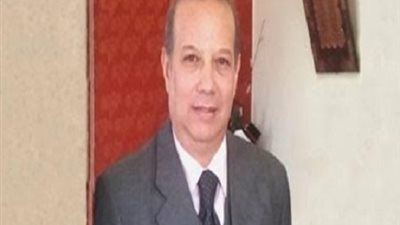 رئيس المعاهد القومية يكرم الطالب الثاني على العالم في مسابقة WRO