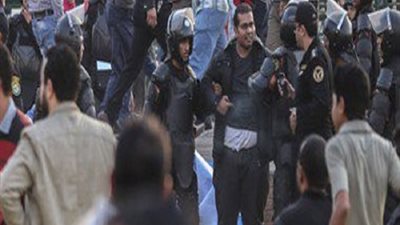 القبض على 3 من حملة الماجستير اثناء تظاهرهم بالتحرير