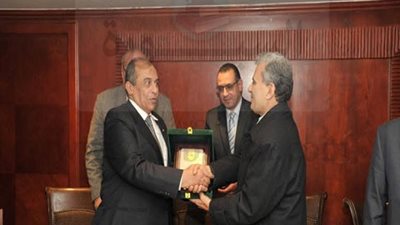 مجلس جامعة القاهرة يكرم ابوستيت وجمال عصمت و11 عميدا