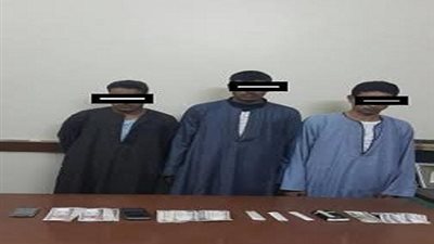 بالصور| ضبط عاطلين وعامل بأوراق مالية مزورة ومواد مخدرة بأسيوط