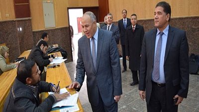 بالفيديو| رئيس جامعة سوهاج يتابع سير الامتحانات بالمقر الجديد