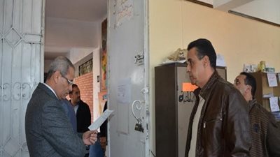 الهلالي يحيل مدير إدارة العبور و 115 موظفا إلى التحقيق و يكافىء وكيل مدرسة