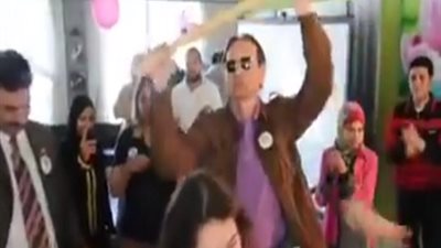 بالفيديو| ممدوح عبد العليم يرقص مع ابنته بالعصا في حفل بمدرستها