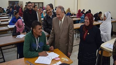 بالفيديو| رئيس جامعة سوهاج يتابع امتحانات الفصل الدراسي الأول بكليتي التربية الرياضية والتعليم الصناعي
