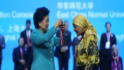 حصول أستاذة بجامعة القاهرة علي جائزة أفضل مدير بمعاهد كونفشيوس حول العالم