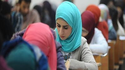 عميد آداب القاهرة : وفاة طالبة أثناء أداء الامتحان اليوم.. وصرف  مبلغ مالي لأهلها 